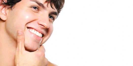 Uomini e chirurgia estetica: aumentare il volume del mento per essere più virili